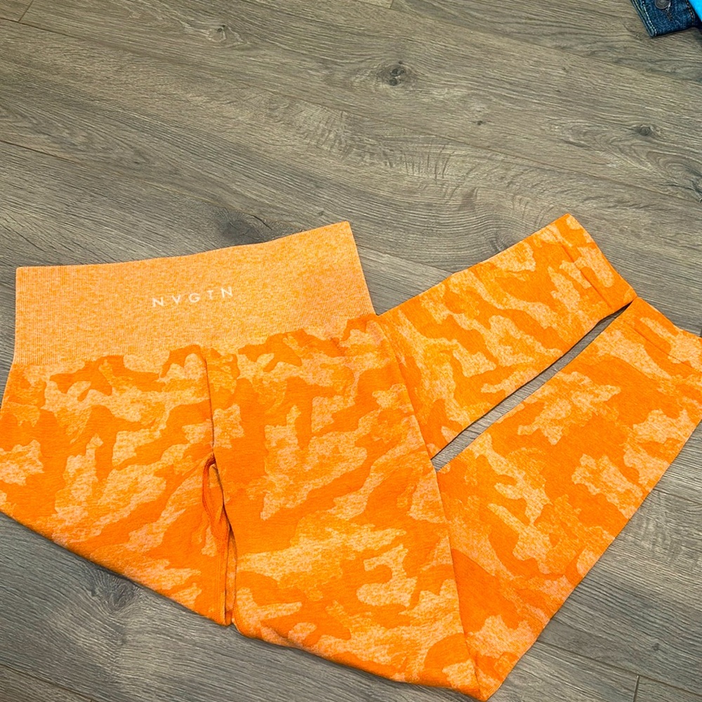 NVGTN orange, camo leggings 🧡🤍